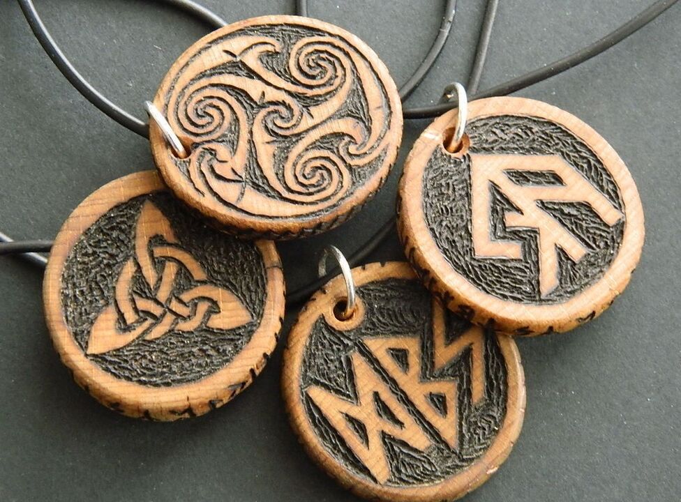Loket dengan rune sebagai azimat tuah