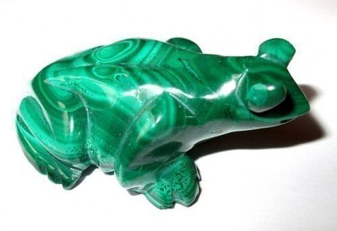 katak malachite hijau dalam bentuk jimat keberuntungan